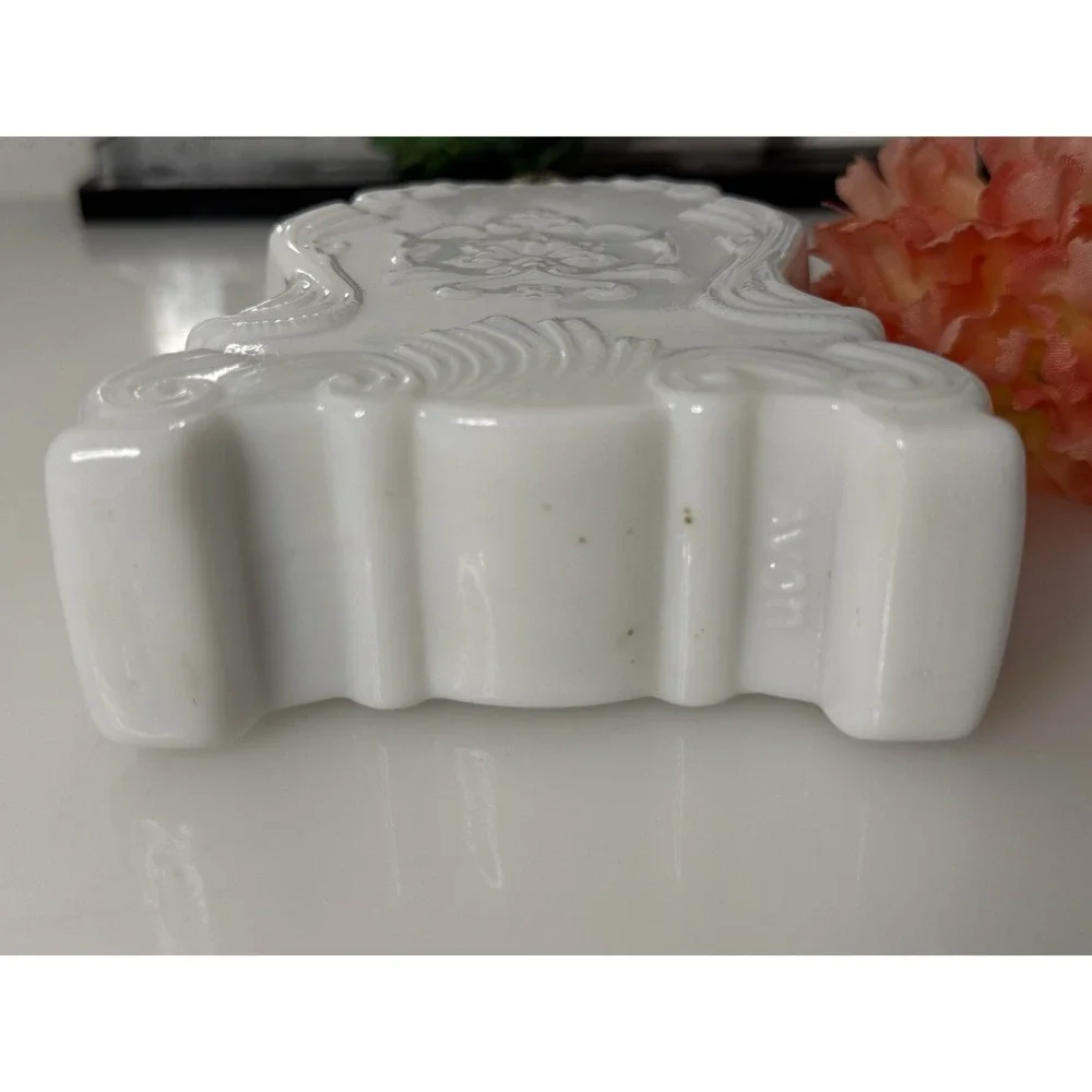 Vintage Avon Leisure Hours Unforgettable Foaming Bath Oil Full Bottle Milk Glass